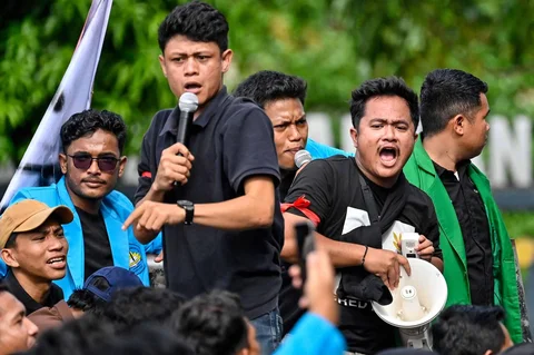 Massa yang tergabung dalam Aliansi Aceh Bergerak melakukan aksi  di Gedung DPRA, Banda Aceh, Selasa (30/12/2025).