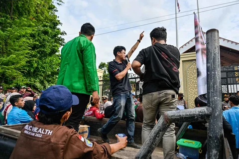 Massa yang tergabung dalam Aliansi Aceh Bergerak melakukan aksi  di Gedung DPRA, Banda Aceh, Selasa (30/12/2025).