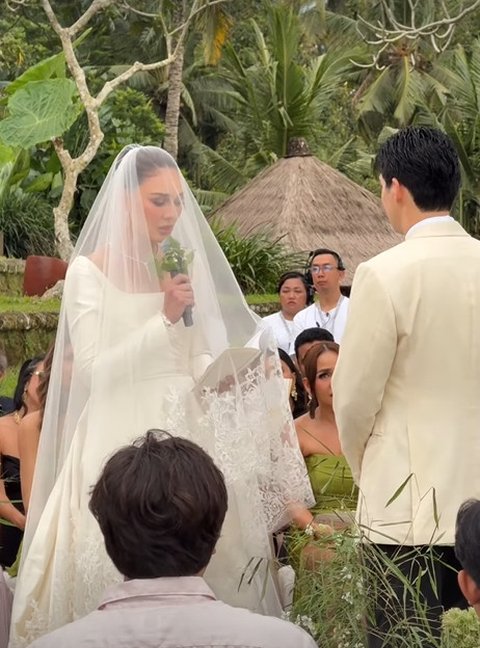 Intip pesona princess Luna Maya saat ucap sumpah pernikahan (@mrsayudewi)