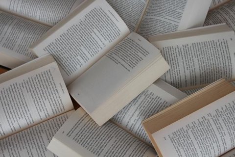 Ilustrasi membaca buku, kumpulan majas. (Photo created by jcomp on www.freepik.com)