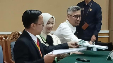 Anggota DPR Atalia Praratya menghadiri sidang gugatan perceraian terhadap mantan Gubernur Jawa Barat Ridwan Kamil di Pengadilan Agama Bandung, Rabu (31/12/2025). (Foto: Liputan6.com/Arya Prak