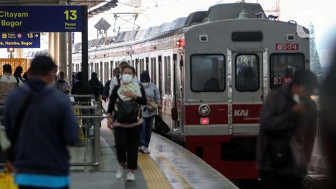 Masyarakat diminta memperhatikan perubahan jalur masuk stasiun, terutama bagi pengguna KRL yang selama ini memakai akses lama. Tampak dalam foto, calon penumpang berjalan saat uji coba Stasiu