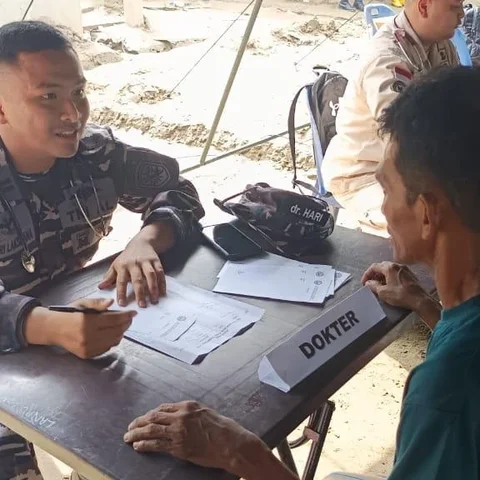TNI AL Beri Pelayanan Kesehatan Korban Bencana di Aceh