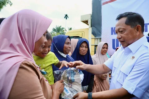 Mendagri Serahkan Bantuan ke Desa Geudumbak Kecamatan Langkahan, Aceh Utara