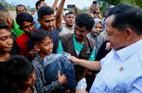 Mendagri Serahkan Bantuan ke Desa Geudumbak Kecamatan Langkahan, Aceh Utara