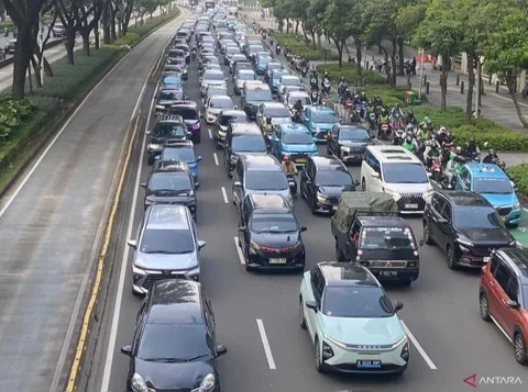 Kepadatan lalu lintas parah terjadi di sekitar Stadion GBK jelang Konser BLACKPINK GBK, membuat ribuan penggemar berjuang mencapai lokasi. Bagaimana situasi terkini di Senayan?