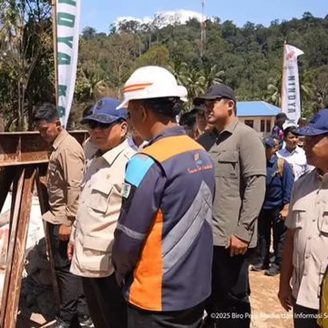 Presiden Prabowo Subianto meninjau pembangunan Jembatan Bailey Sungai Garoga di Tapanuli Selatan, Sumatra Utara (Sumut), Rabu (31/12/2025). (YouTube Sekretariat Presiden)