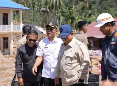 Presiden Prabowo Subianto meninjau pembangunan Jembatan Bailey Sungai Garoga di Tapanuli Selatan, Sumatra Utara (Sumut), Rabu (31/12/2025). (YouTube Sekretariat Presiden)