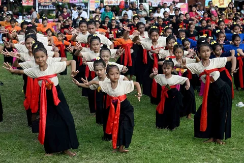 Anak-anak menampilkan tarian tradisional Bali untuk melepas matahari tahun 2025, dan menyambut matahari tahun 2026 di Denpasar, Bali, Rabu (31/12/2025).