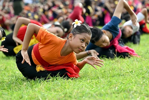 Anak-anak menampilkan tarian tradisional Bali untuk melepas matahari tahun 2025, dan menyambut matahari tahun 2026 di Denpasar, Bali, Rabu (31/12/2025).