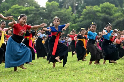 Anak-anak menampilkan tarian tradisional Bali untuk melepas matahari tahun 2025, dan menyambut matahari tahun 2026 di Denpasar, Bali, Rabu (31/12/2025).