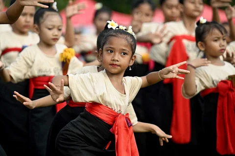 Anak-anak menampilkan tarian tradisional Bali untuk melepas matahari tahun 2025, dan menyambut matahari tahun 2026 di Denpasar, Bali, Rabu (31/12/2025).