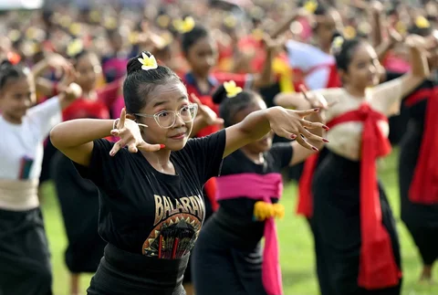 Anak-anak menampilkan tarian tradisional Bali untuk melepas matahari tahun 2025, dan menyambut matahari tahun 2026 di Denpasar, Bali, Rabu (31/12/2025).