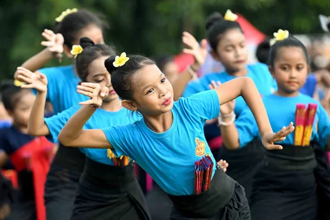 Anak-anak menampilkan tarian tradisional Bali untuk melepas matahari tahun 2025, dan menyambut matahari tahun 2026 di Denpasar, Bali, Rabu (31/12/2025).