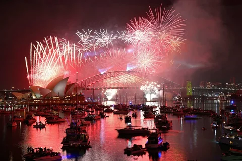 Kembang api menerangi langit tengah malam di atas Jembatan Pelabuhan Sydney dan Gedung Opera Sydney saat  perayaan Hari Tahun Baru di Sydney, Austrailia, Kamis (01/01/2026).