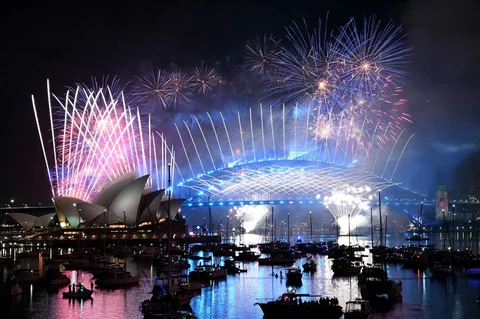 Kembang api menerangi langit tengah malam di atas Jembatan Pelabuhan Sydney dan Gedung Opera Sydney saat  perayaan Hari Tahun Baru di Sydney, Austrailia, Kamis (01/01/2026).