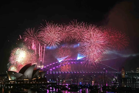 Kembang api menerangi langit tengah malam di atas Jembatan Pelabuhan Sydney dan Gedung Opera Sydney saat  perayaan Hari Tahun Baru di Sydney, Austrailia, Kamis (01/01/2026).