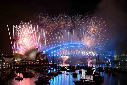 Kembang api menerangi langit tengah malam di atas Jembatan Pelabuhan Sydney dan Gedung Opera Sydney saat  perayaan Hari Tahun Baru di Sydney, Austrailia, Kamis (01/01/2026).
