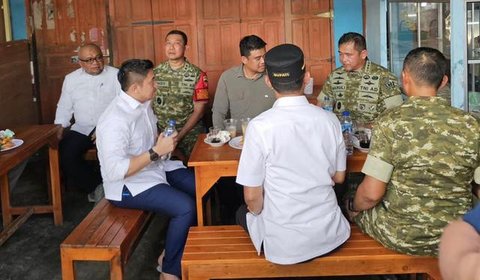 Sekretaris Kabinet (Seskab) Teddy Indra Wijaya ngopi bareng KSAD Jenderal Maruli Simanjuntak, Gubernur Sumatera Utara Bobby Nasution. (Dok. Instagram Setkab)