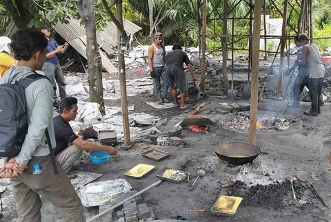 Penggerebekan peleburan timah ilegal di Air Anyir, Kecamatan Merawang, Kabupaten Bangka, Selasa (02/12/2025).