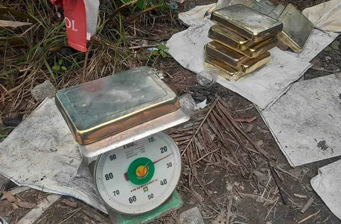 Barang bukti peleburan timah ilegal di Air Anyir, Kecamatan Merawang, Kabupaten Bangka, Selasa (02/12/2025).