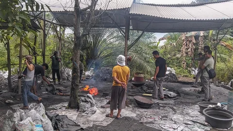 Penggerebekan peleburan timah ilegal di Air Anyir, Kecamatan Merawang, Kabupaten Bangka, Selasa (02/12/2025).
