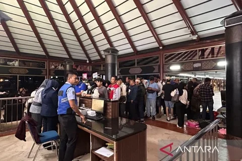 Ratusan penumpang tujuan Padang alami Super Air Jet delay beruntun hingga belasan jam di Bandara Soekarno-Hatta, memicu kekecewaan dan pertanyaan akan kepastian keberangkatan.