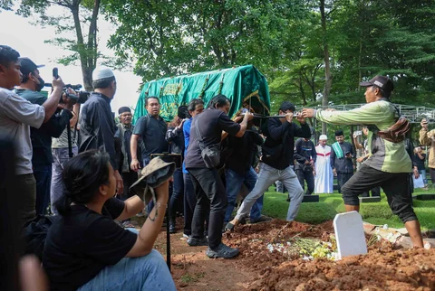 Pemakaman aktor senior Epy Kusnandar di Taman Pemakaman Umum Jeruk Purut, Jakarta Selatan, Kamis (4/12/2025).