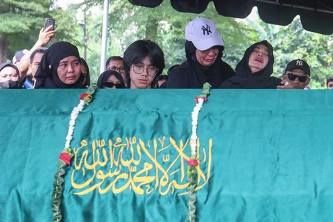 Istri almarhum bersama anak saat pemakaman aktor senior Epy Kusnandar di Taman Pemakaman Umum Jeruk Purut, Jakarta Selatan, Kamis (4/12/2025).