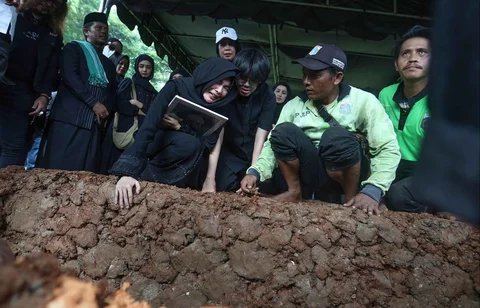 Istri almarhum bersama anak saat pemakaman aktor senior Epy Kusnandar di Taman Pemakaman Umum Jeruk Purut, Jakarta Selatan, Kamis (4/12/2025).