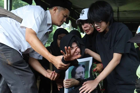Istri almarhum bersama anak saat pemakaman aktor senior Epy Kusnandar di Taman Pemakaman Umum Jeruk Purut, Jakarta Selatan, Kamis (4/12/2025).