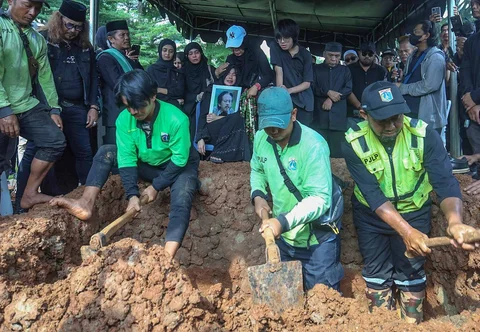 Istri almarhum bersama anak saat pemakaman aktor senior Epy Kusnandar di Taman Pemakaman Umum Jeruk Purut, Jakarta Selatan, Kamis (4/12/2025).