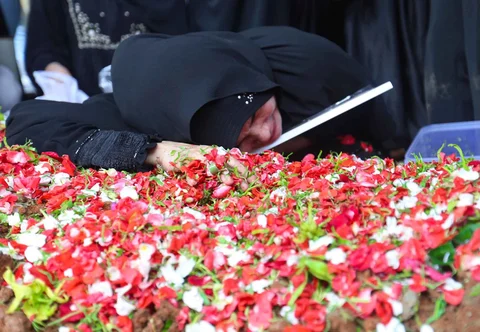 Istri almarhum  saat pemakaman aktor senior Epy Kusnandar di Taman Pemakaman Umum Jeruk Purut, Jakarta Selatan, Kamis (4/12/2025).