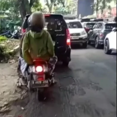 Tutup Jalan Seenak Jidat, Pak Ogah di Sukajadi Bandung Diamankan Polisi