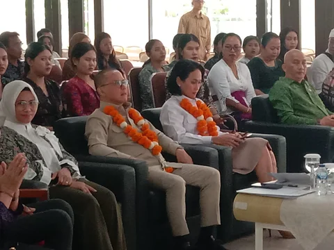 Menteri P2MI Mukhtarudin saat pelepasan dan penyematan pin bagi peserta pelatihan wellness therapist di Aula BDI Denpasar, Kamis (4/12).