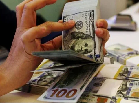 Teller menunjukkan mata uang rupiah di penukaran uang di Jakarta, Rabu (10/7/2019). Nilai tukar rupiah terhadap dolar Amerika Serikat (AS) ditutup stagnan di perdagangan pasar spot hari ini d