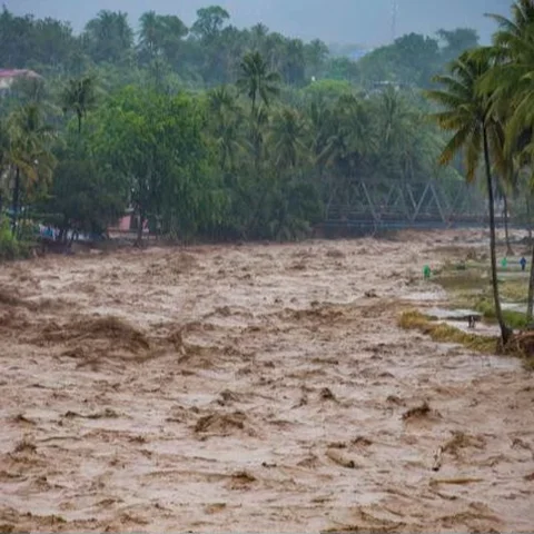 Warga berjalan melewati rumah-rumah yang rusak di sebuah desa yang terdampak banjir di Malalak, Sumatera Barat, Jumat 28 November 2025. Jelang akhir November 2025, bencana banjir bandang dan