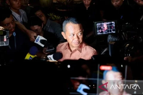 Presiden Prabowo Subianto tegaskan penegakan aturan di Bandara Morowali, Sulawesi Tengah, menyusul dugaan aktivitas ilegal. Menteri Bahlil memastikan proses hukum tanpa pandang bulu untuk menjaga kedaulatan negara.