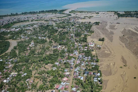 Rumah-rumah warga yang tertimbun lumpur pada kawasan terdampak banjir  bandang di Pidie Jaya, Provinsi Aceh, Indonesia, Kamis (04/12/2025).