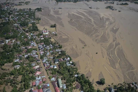 Rumah-rumah warga yang tertimbun lumpur pada kawasan terdampak banjir  bandang di Pidie Jaya, Provinsi Aceh, Indonesia, Kamis (04/12/2025).