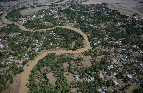 Rumah-rumah warga yang tertimbun lumpur pada kawasan terdampak banjir  bandang di Pidie Jaya, Provinsi Aceh, Indonesia, Kamis (04/12/2025).