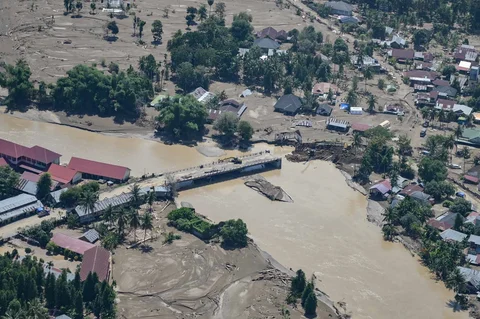 Rumah-rumah warga yang tertimbun lumpur pada kawasan terdampak banjir  bandang di Pidie Jaya, Provinsi Aceh, Indonesia, Kamis (04/12/2025).