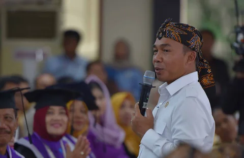 Menteri Kependudukan dan Pembangunan Keluarga/Kepala BKKBN Wihaji saat kegiatan program nasional &ldquo;Lanjut Usia Berdaya&rdquo; (SIDAYA) di Pendopo Kabupaten Lamongan, Jawa Timur, Kamis (04/12/2025).