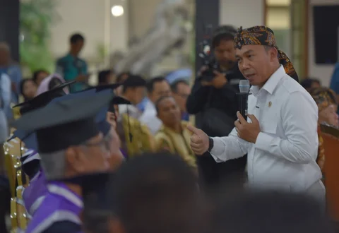 Menteri Kependudukan dan Pembangunan Keluarga/Kepala BKKBN Wihaji saat kegiatan program nasional &ldquo;Lanjut Usia Berdaya&rdquo; (SIDAYA) di Pendopo Kabupaten Lamongan, Jawa Timur, Kamis (04/12/2025).