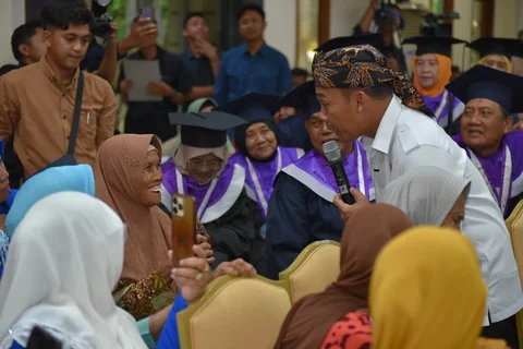 Menteri Kependudukan dan Pembangunan Keluarga/Kepala BKKBN Wihaji saat kegiatan program nasional &ldquo;Lanjut Usia Berdaya&rdquo; (SIDAYA) di Pendopo Kabupaten Lamongan, Jawa Timur, Kamis (04/12/2025).