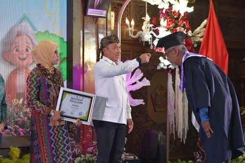 Menteri Kependudukan dan Pembangunan Keluarga/Kepala BKKBN Wihaji saat kegiatan program nasional &ldquo;Lanjut Usia Berdaya&rdquo; (SIDAYA) di Pendopo Kabupaten Lamongan, Jawa Timur, Kamis (04/12/2025).