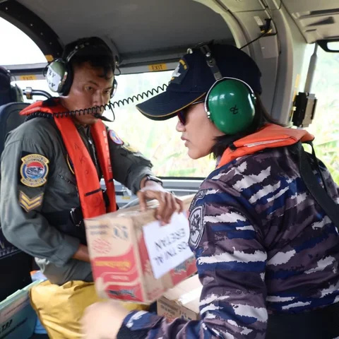 Respons Cepat TNI AL, Heli Panther Droping Logistik untuk Warga Sibolga