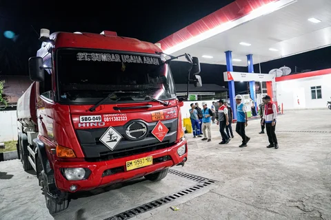 Menteri Bahlil dan Dirut Pertamina Tinjau Pemulihan Energi di Sumatra