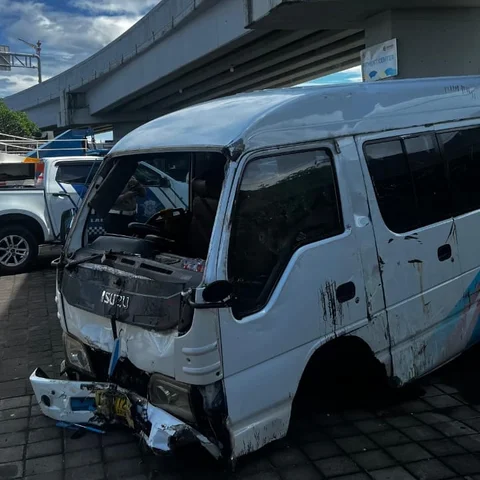 Mobil Travel Terguling di Tol Bali Mandara, 13&nbsp;WNA China Terluka