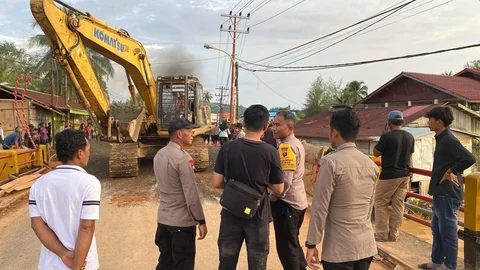 Kisah Pasukan Brimob Sumut Gaspol Perbaiki Jembatan Halangan yang Putus Dalam 3 Hari